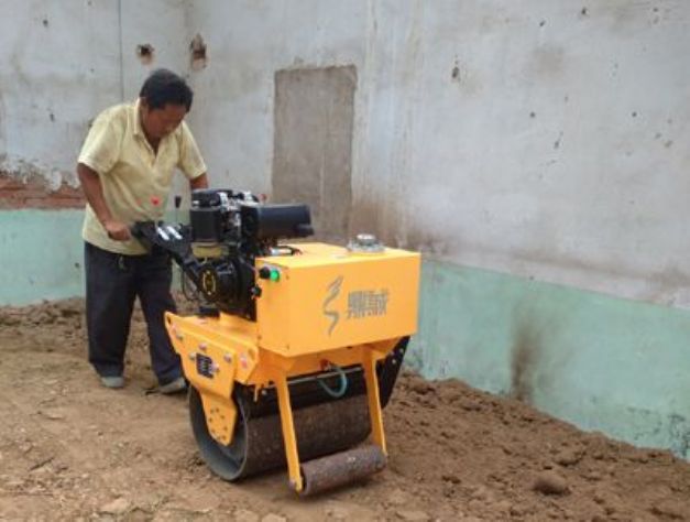 點(diǎn)擊查看詳細(xì)信息<br>標(biāo)題：手扶式單輪壓路機(jī)工作照 閱讀次數(shù)：12232