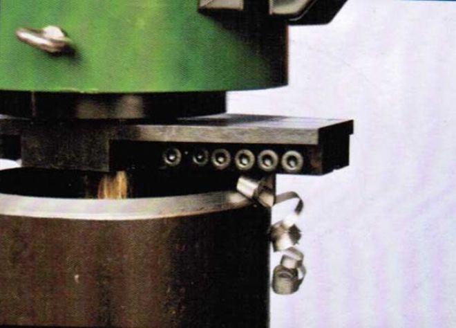 點(diǎn)擊查看詳細(xì)信息<br>標(biāo)題：管子坡口機(jī)工作照 閱讀次數(shù)：10886