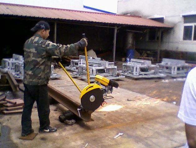 點(diǎn)擊查看詳細(xì)信息<br>標(biāo)題：內(nèi)燃鋸軌機(jī)工作照 閱讀次數(shù)：11609