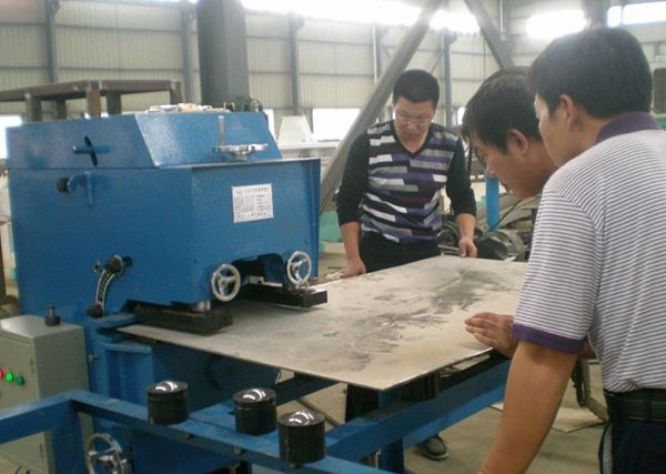 點(diǎn)擊查看詳細(xì)信息<br>標(biāo)題：固定式平板坡口機(jī)工作照 閱讀次數(shù)：11039